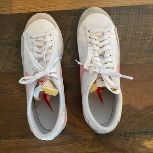 Low Top Nike Blazers (pink)
